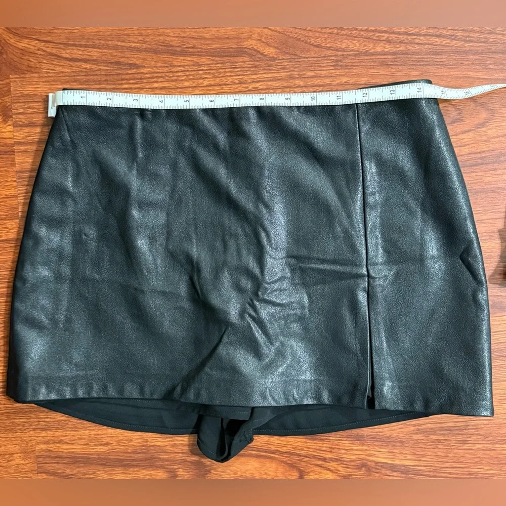 x REVOLVE Dale Skort in Black Leather
Amanda Uprichard - Women’s Size M - Picture 8 of 11